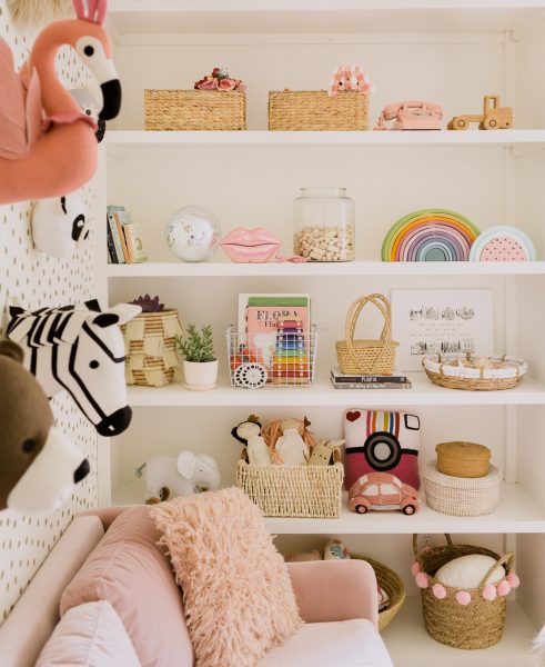 Le beau système de rangement de jouets de A Beautiful Mess, mettant en vedette notre canapé Matrix rose.