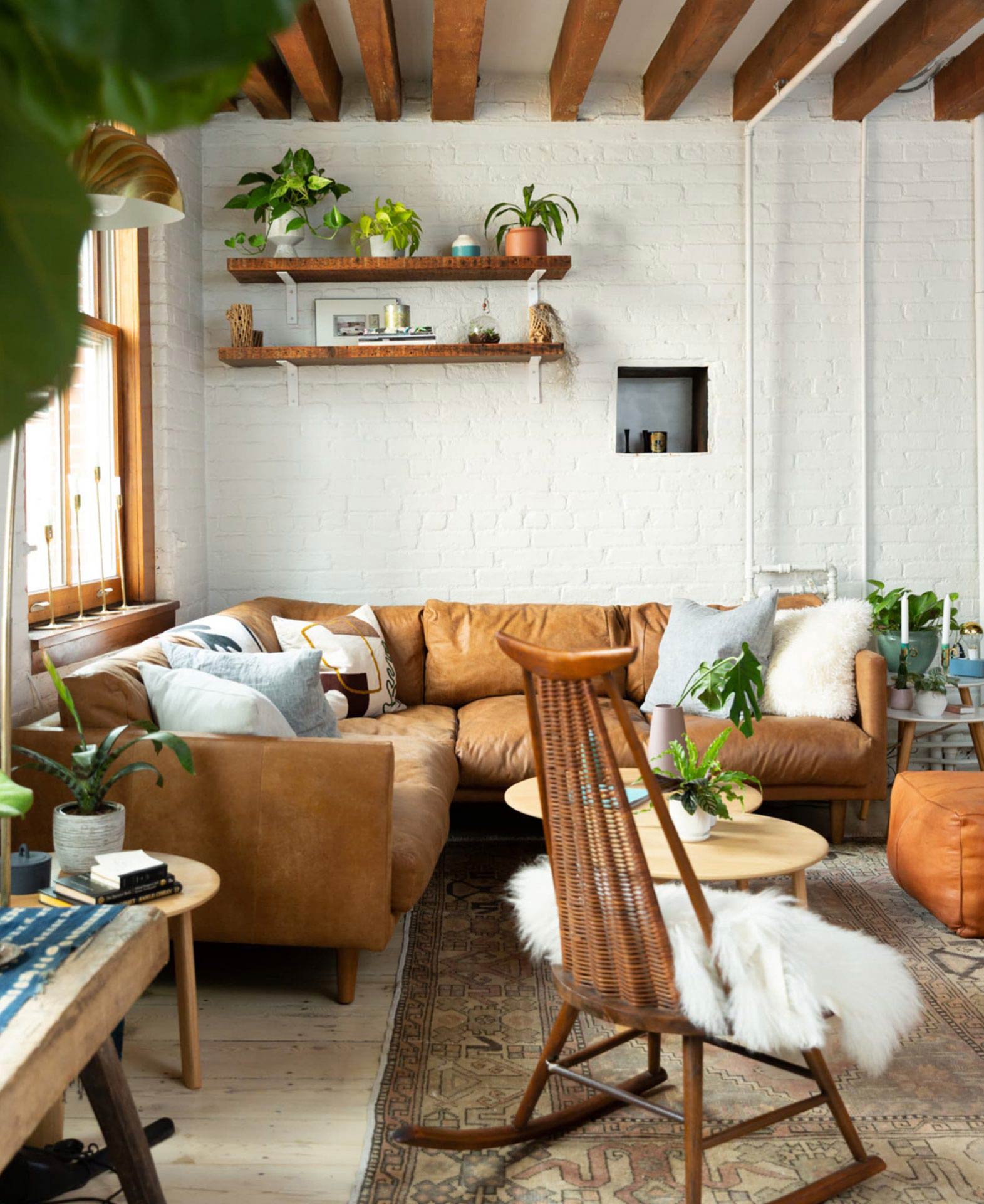 Marika Frumes' New Yorker Wohnung mit Leder-Artikel-Sectional-Sofa' New York apartment with leather Article sectional sofa