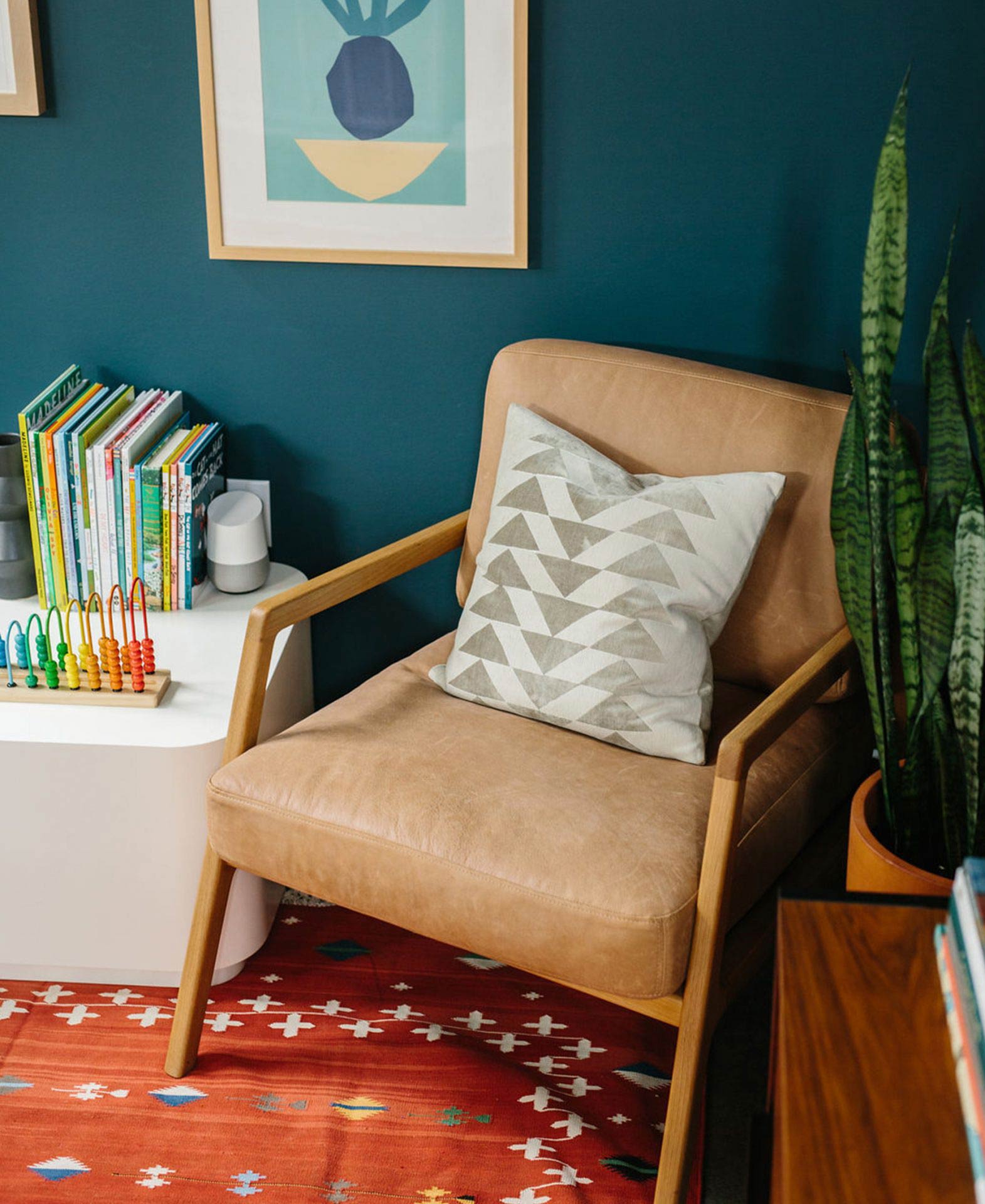 Fauteuil en cuir d'article dans la maison de The Effortless Chic's home