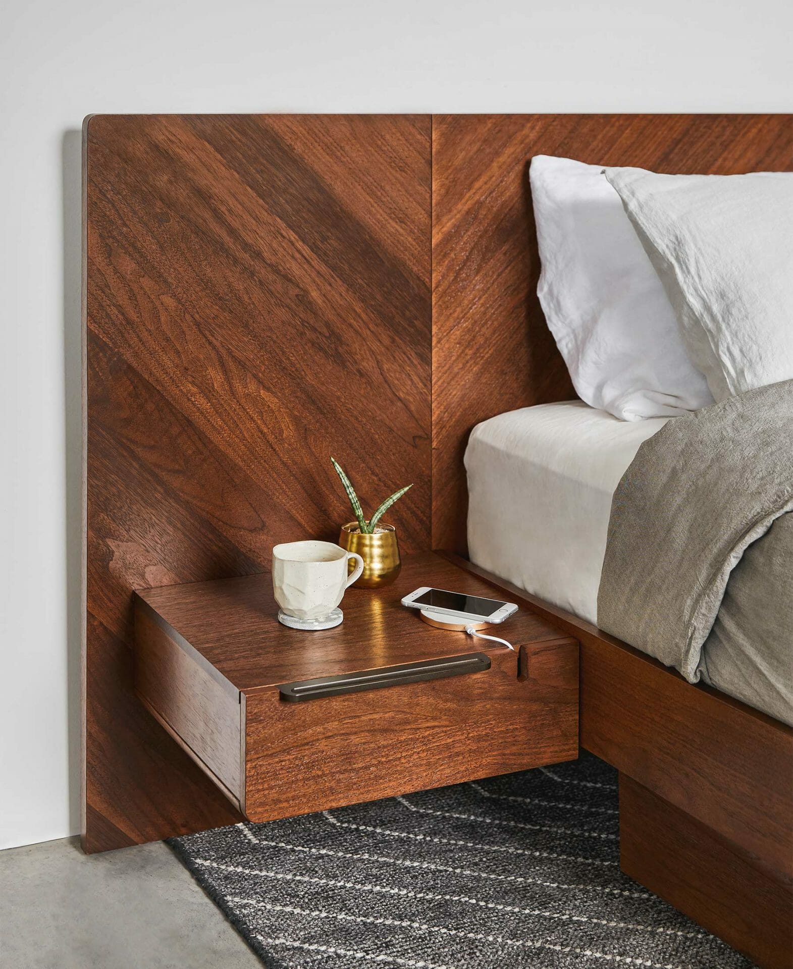 Tempat Tidur Nera Artikel dengan nightstand built-in ditampilkan di kamar tidur.