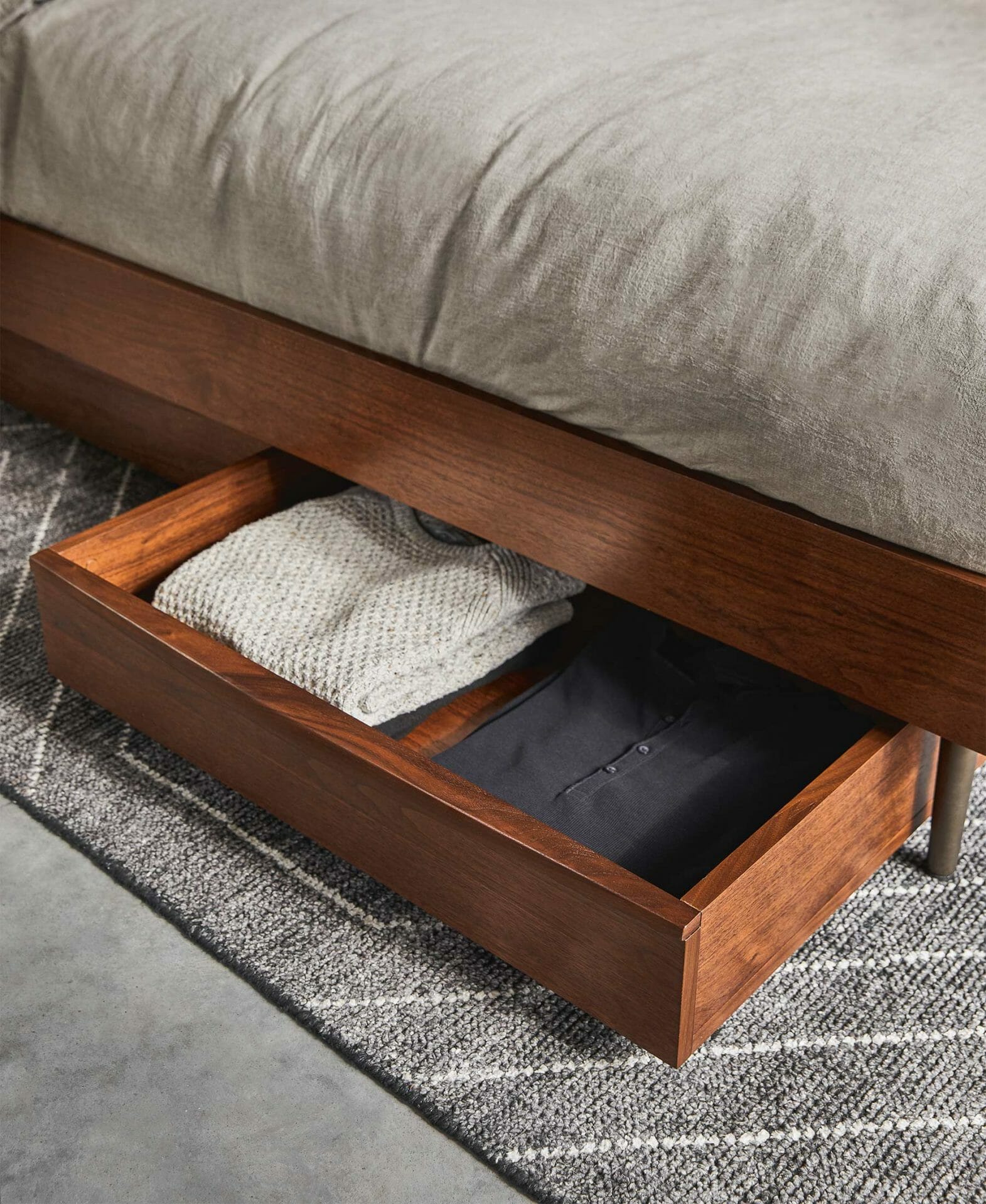 Artikel Lenia Under Bed Storage Box di kenari ditampilkan penuh dengan sweater 